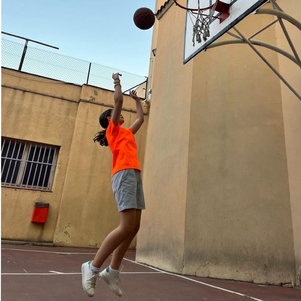 Noia tirant a bàsquet